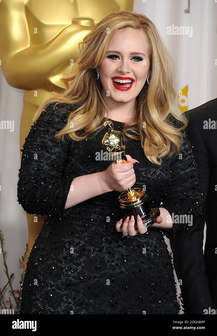Adele avec l'Oscar de la réalisation en musique (chanson originale) pour Skyfall aux 85e Academy Awards au Dolby Theatre, Los Angeles. Banque D'Images