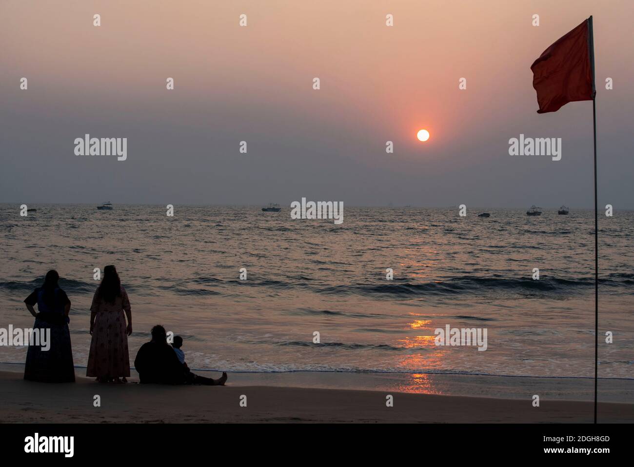 Goa, Inde -10 novembre 2020, les gens regardent le coucher du soleil sur la plage de baga Banque D'Images