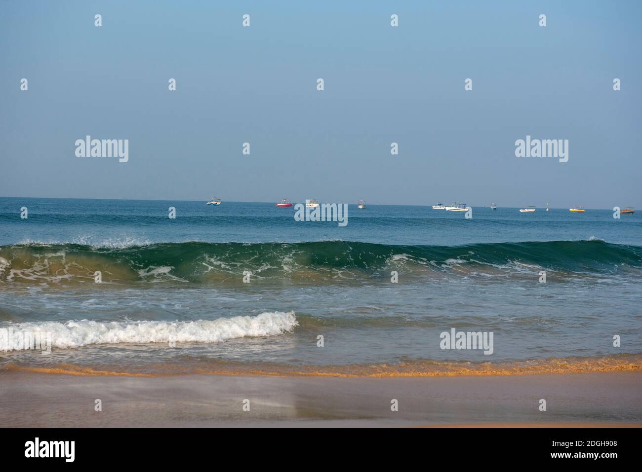 Goa, Inde- 11 novembre 2020, plage de sable et vagues de l'océan blanc à Baga Beach à Goa India Banque D'Images