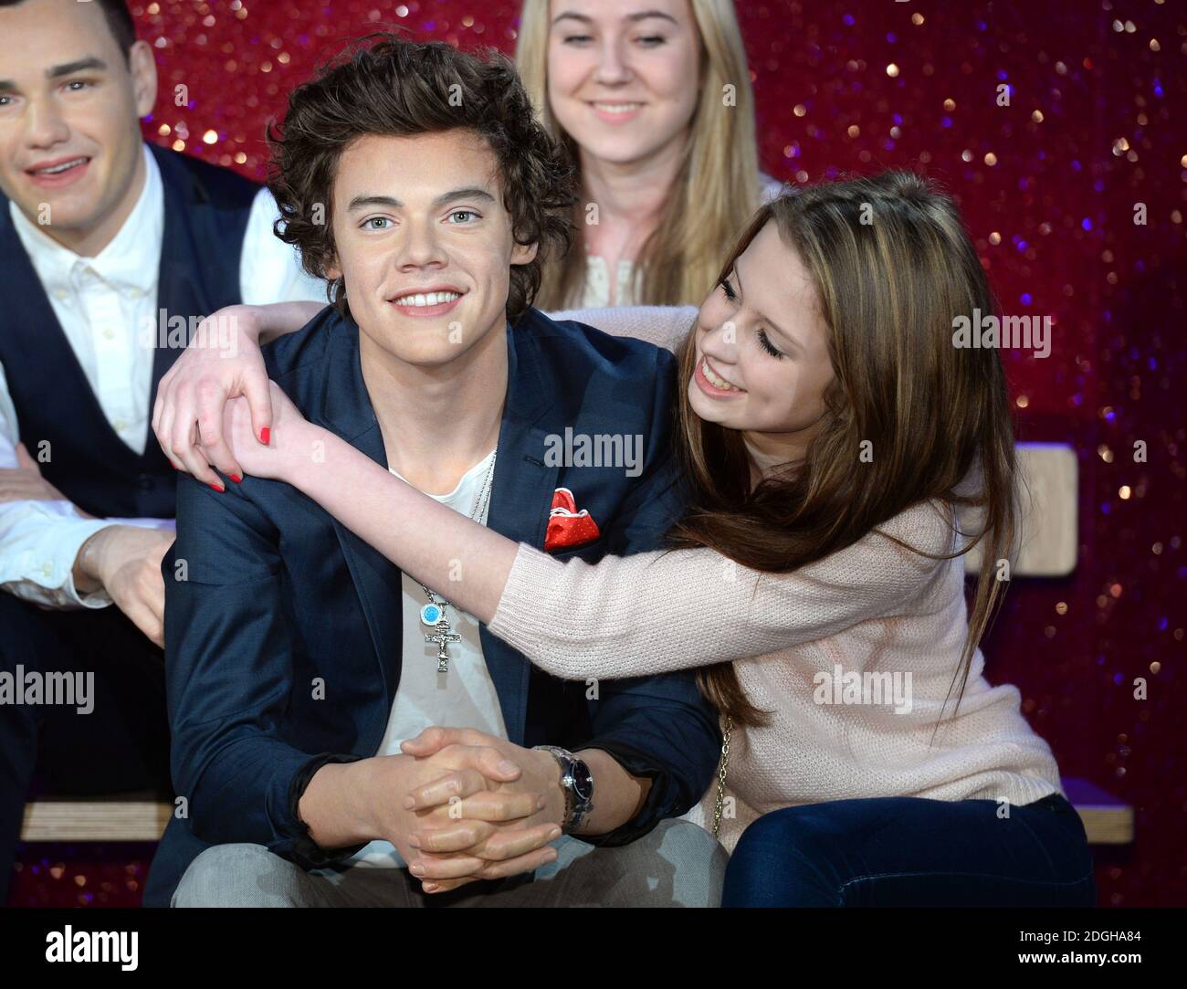 Un fan embrasse une effigie de cire de Harry Styles de The Band One  Direction à Madame Tussauds à Londres Photo Stock - Alamy