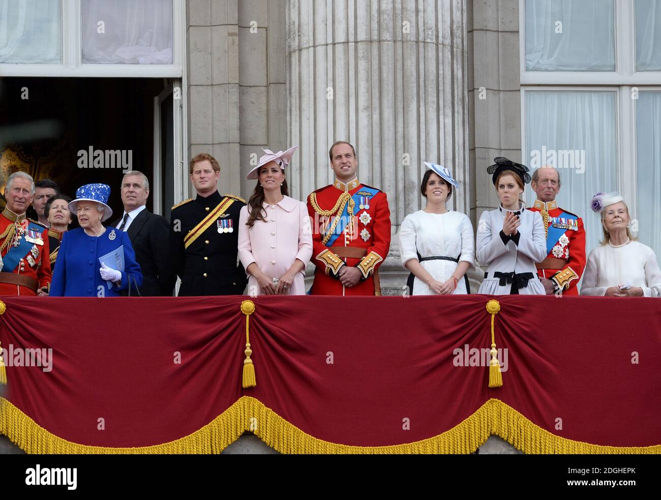 La reine Elizabeth II, le prince Andrew, le prince Harry, la duchesse de Cambridge, le prince William, la princesse Eugénie, la princesse Beatrice et le duc et la duchesse de Kent à Trooping the Color, The Mall, Londres. Banque D'Images