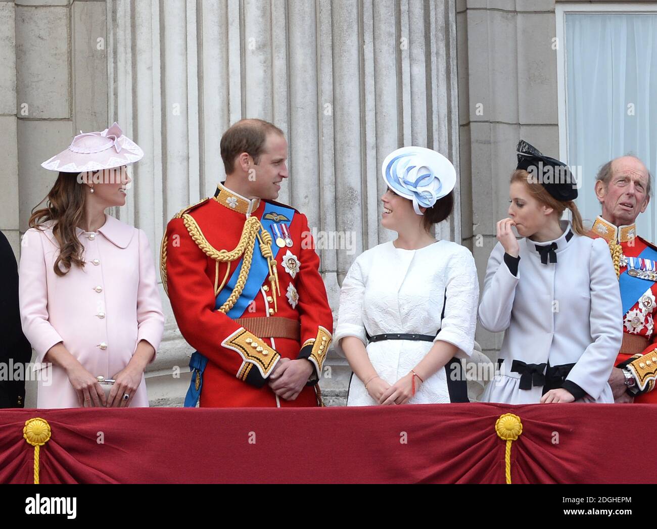 La duchesse de Cambridge, le duc de Cambridge, la princesse Eugénie et la princesse Beatrice à Trooping The Color, The Mall, Londres. Banque D'Images