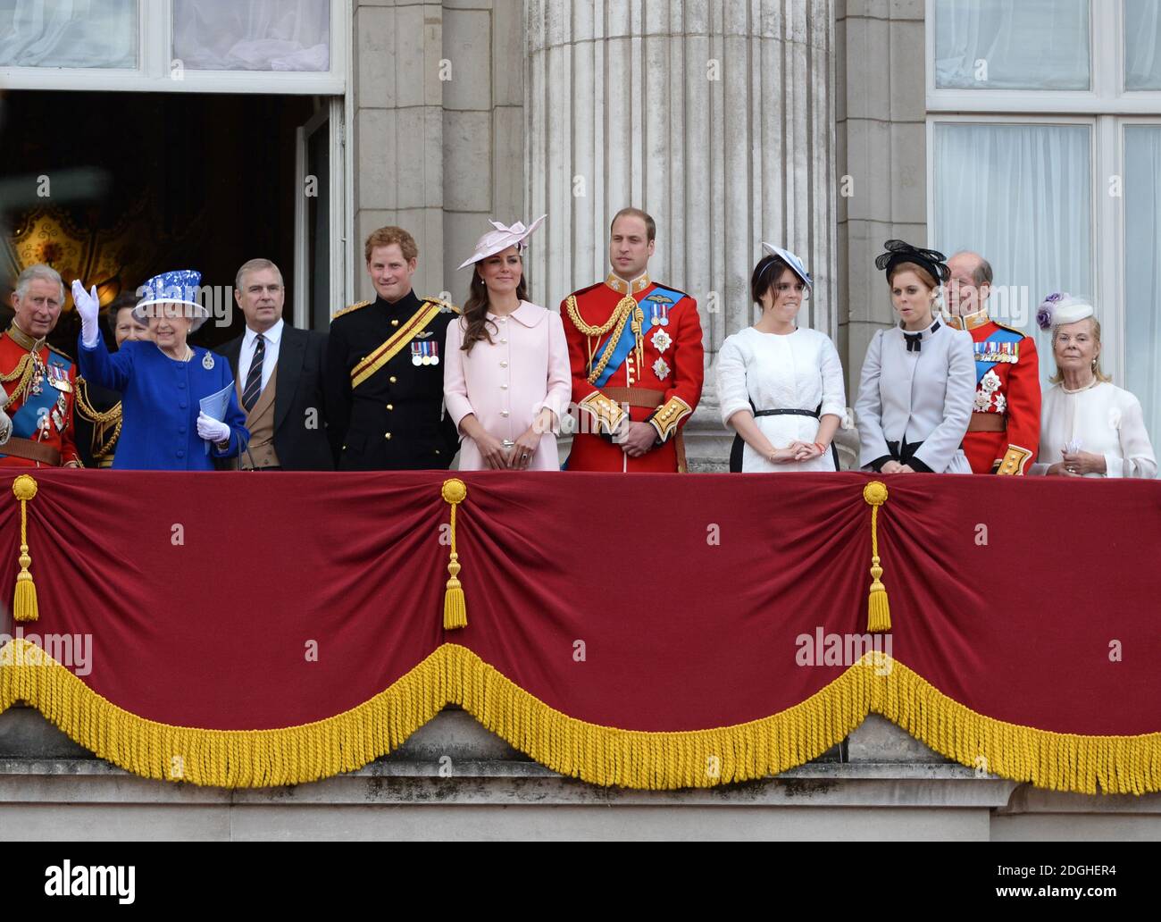 La reine Elizabeth II, le prince Andrew, le prince Harry, la duchesse de Cambridge, le prince William, la princesse Eugénie, la princesse Beatrice et le duc et la duchesse de Kent à Trooping the Color, The Mall, Londres. Banque D'Images