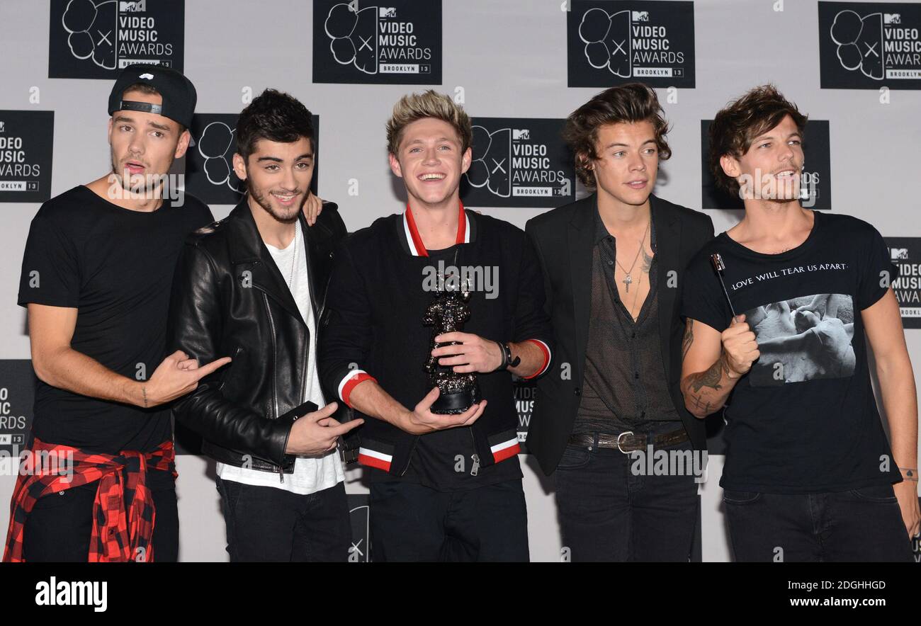 Groupe musical un direction membres du groupe Niall Horan, Zayn Malik, Louis Tomlinson Liam Payne, Harry Styles dans les coulisses de la salle des prix aux MTV Video Music Awards 2013, le Barclay Centre, Brooklyn, New York. Banque D'Images