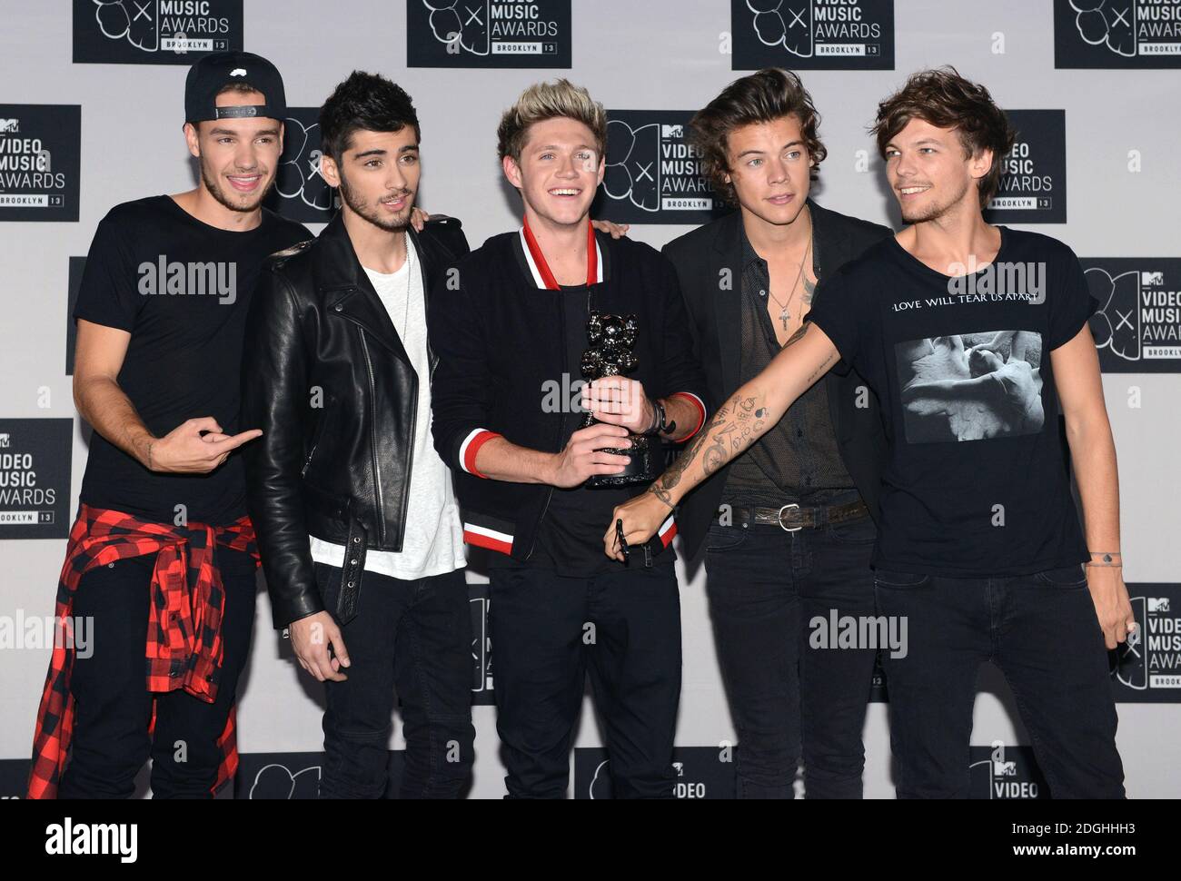 Groupe musical un direction membres du groupe Niall Horan, Zayn Malik, Louis Tomlinson Liam Payne, Harry Styles dans les coulisses de la salle des prix aux MTV Video Music Awards 2013, le Barclay Centre, Brooklyn, New York. Banque D'Images
