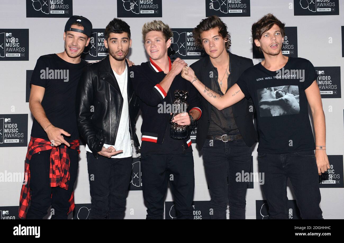 Groupe musical un direction membres du groupe Niall Horan, Zayn Malik, Louis Tomlinson Liam Payne, Harry Styles dans les coulisses de la salle des prix aux MTV Video Music Awards 2013, le Barclay Centre, Brooklyn, New York. Banque D'Images