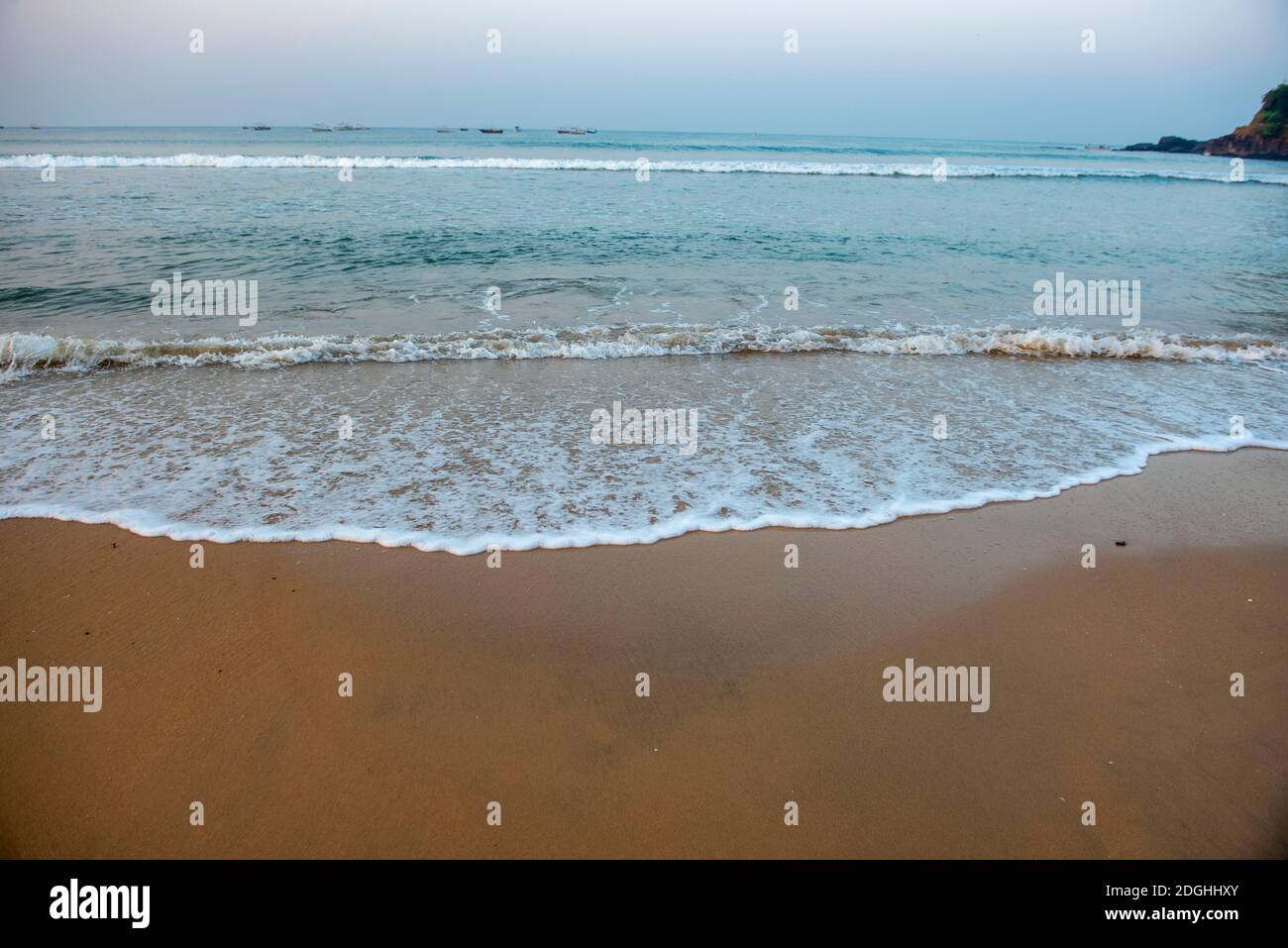 Goa/ Inde 09 novembre 2020 Plage de sable et blanc doux vagues tôt le matin à Baga Beach Goa Banque D'Images