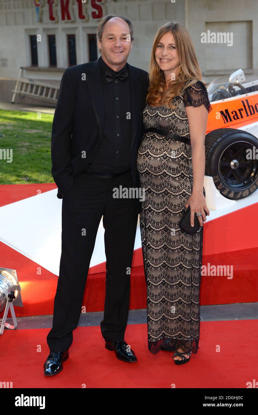 Gerhard Berger et sa femme arrivent à la première mondiale de Rush, Odeon Cinema, Leicester Square, Londres. Banque D'Images