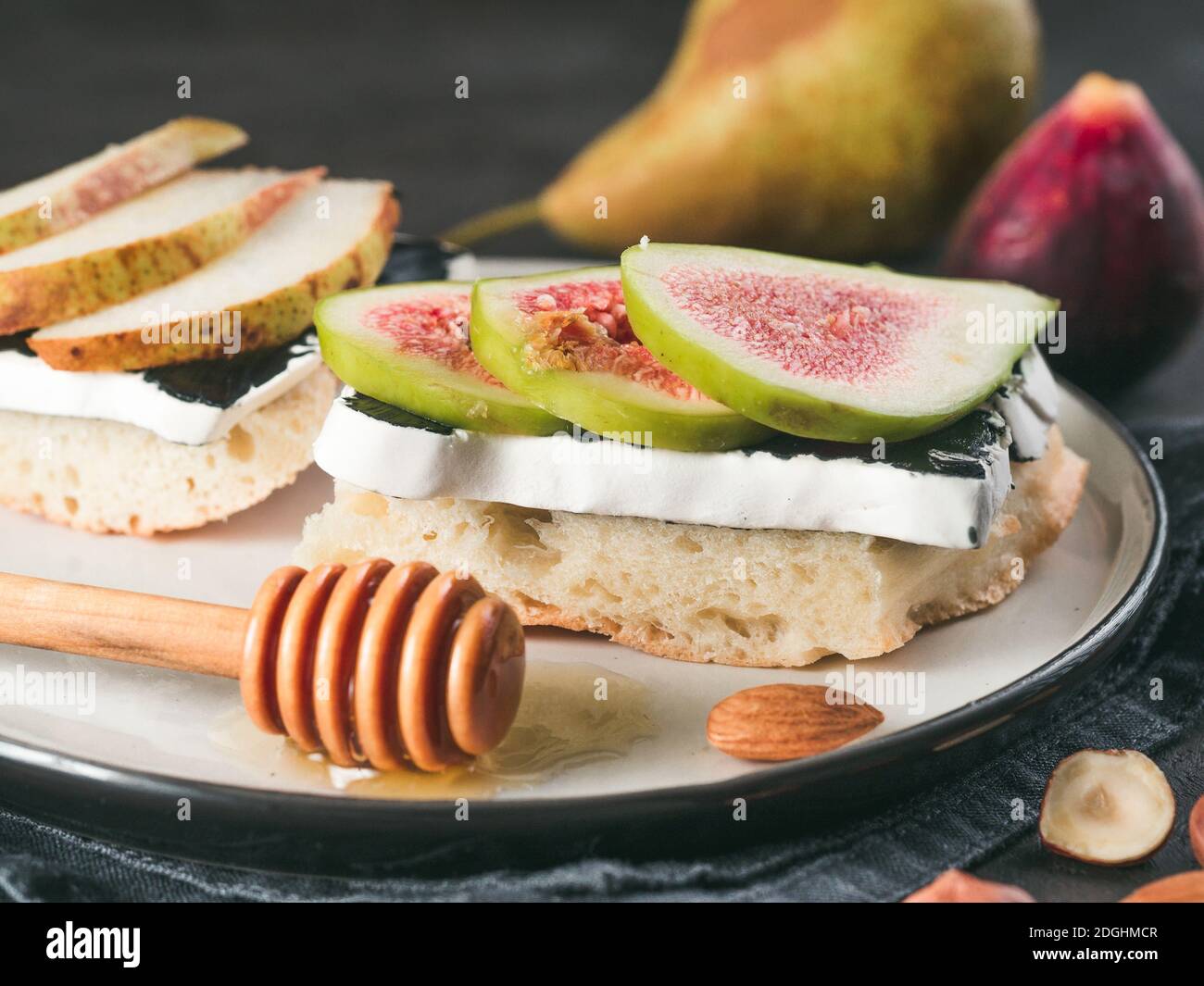 Griller avec du camembert noir et des tranches de figues sur l'assiette. Idée et reçu d'en-cas ou de petit-déjeuner sain. Banque D'Images