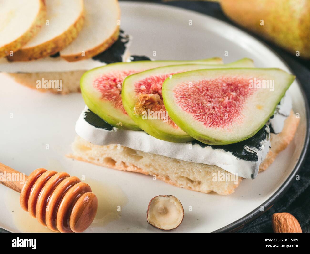 Griller avec du camembert noir et des tranches de figues sur l'assiette. Idée et reçu d'en-cas ou de petit-déjeuner sain. Banque D'Images