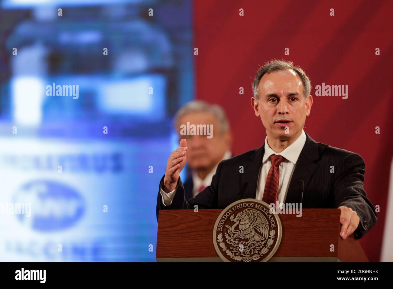 Mexico, Mexique. 8 décembre 2020. Le sous-ministre mexicain de la Santé, Hugo Lopez-Gatell, prend la parole lors d'une conférence de presse à Mexico, au Mexique, le 8 décembre 2020. La campagne de vaccination du Mexique contre le COVID-19 devrait commencer avant la fin du mois, la priorité étant accordée aux professionnels de la santé et aux personnes âgées, a déclaré le gouvernement mardi. Crédit: Francisco Canedo/Xinhua/Alamy Live News Banque D'Images