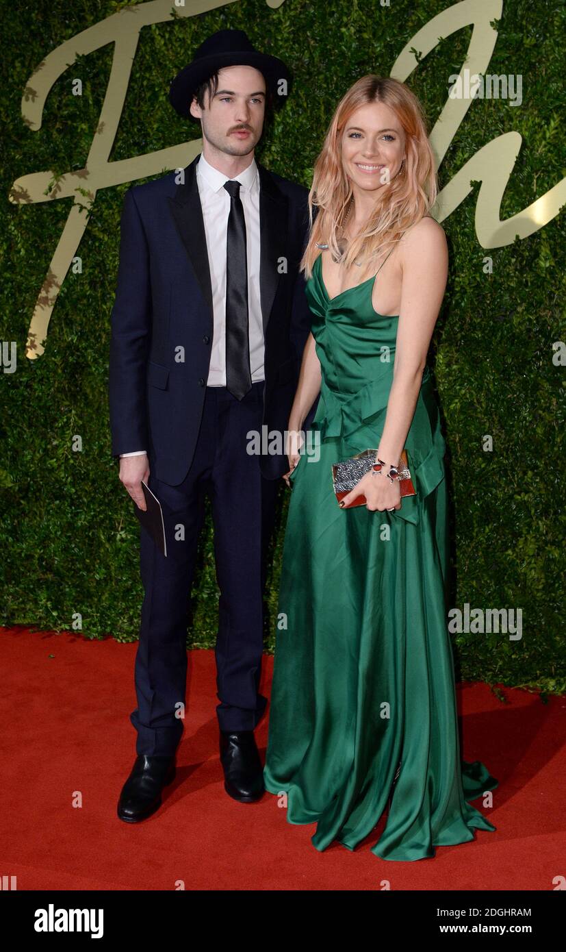 Sienna Miller et Tom Sturridge arrivent aux British Fashion Awards 2013, au Coliseum Theatre, Londres. Banque D'Images