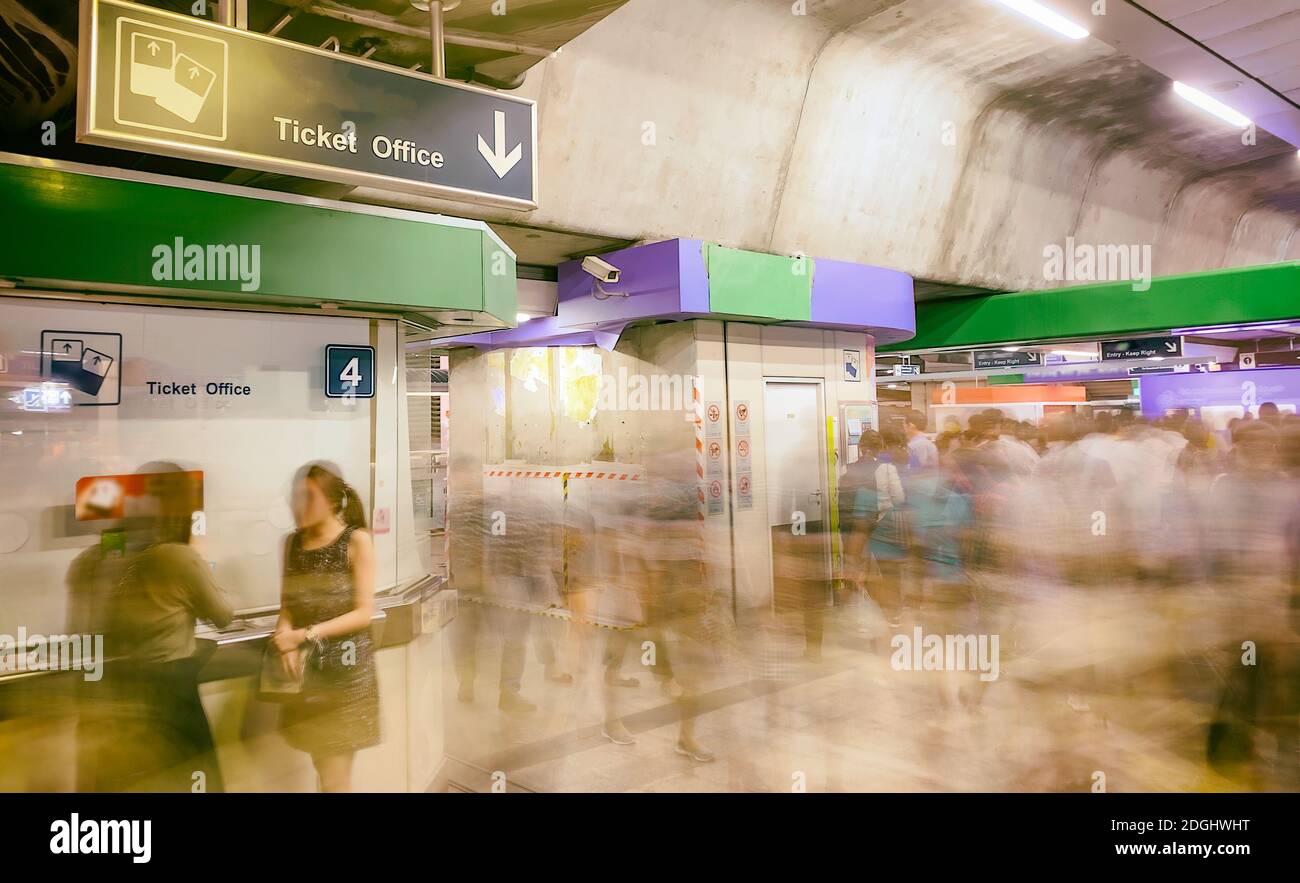 Touristes dans le terminal de l'aéroport, vue floue avec les personnes en mouvement rapide. Concept vacances et voyages Banque D'Images