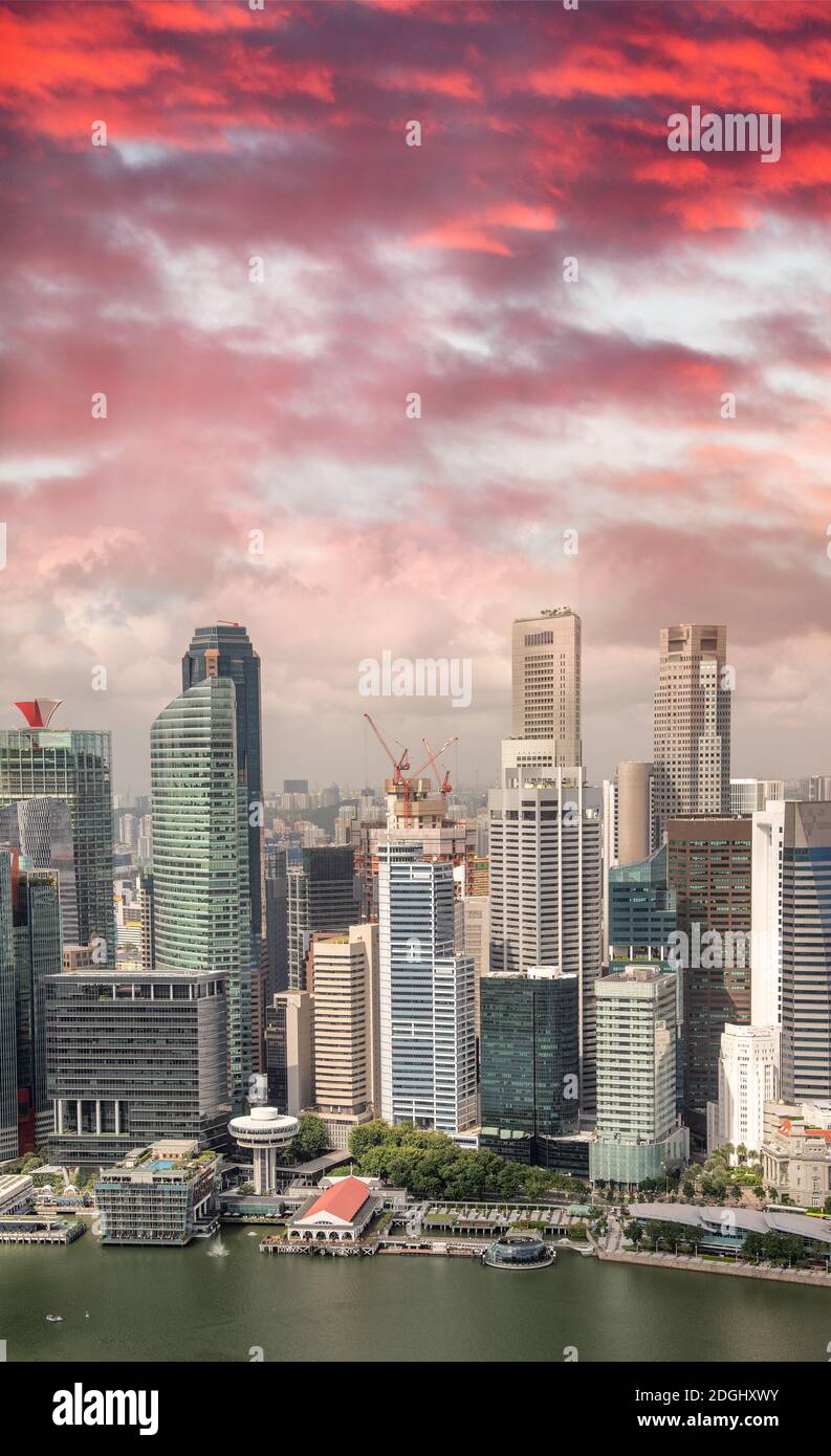 Vue aérienne des gratte-ciels du centre-ville de Singapour au coucher du soleil Banque D'Images