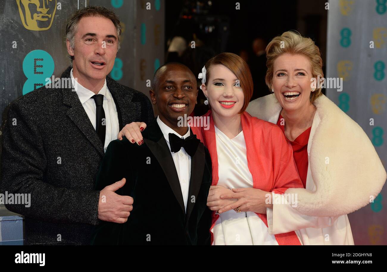 Emma Thompson (à droite), son mari Greg Wise (à gauche) et sa famille arrivent aux EE British Academy film Awards 2014, à l'Opéra Royal, Bow Street, Londres. Banque D'Images