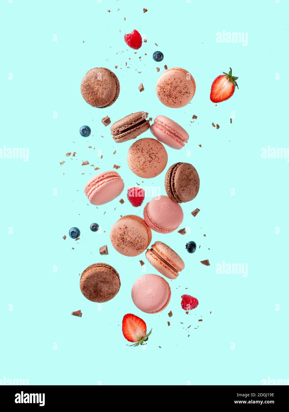 Volez des macarons français sur fond bleu Banque D'Images