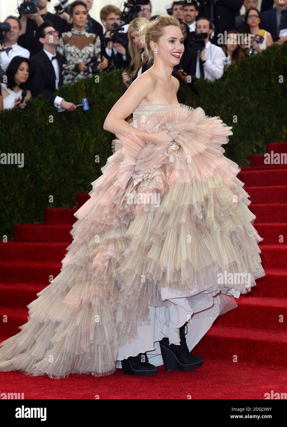 Suki Waterhouse arrivée à l'Institut de costume bénéfice met Gala célébrant l'ouverture de l'exposition Charles James, au-delà de la mode et du nouveau Centre de costume Anna Wintour. Metropolitan Museum of Art, New York. Banque D'Images