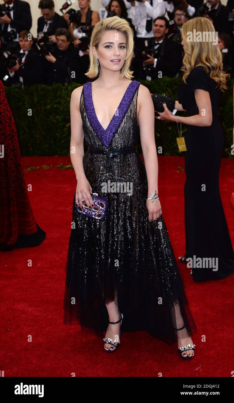 Dianna Agron arrivée au Gala du Costume Institute Averty met pour célébrer l'ouverture de l'exposition Charles James, au-delà de la mode et du nouveau Centre Anna Wintour Costume. Metropolitan Museum of Art, New York. Banque D'Images