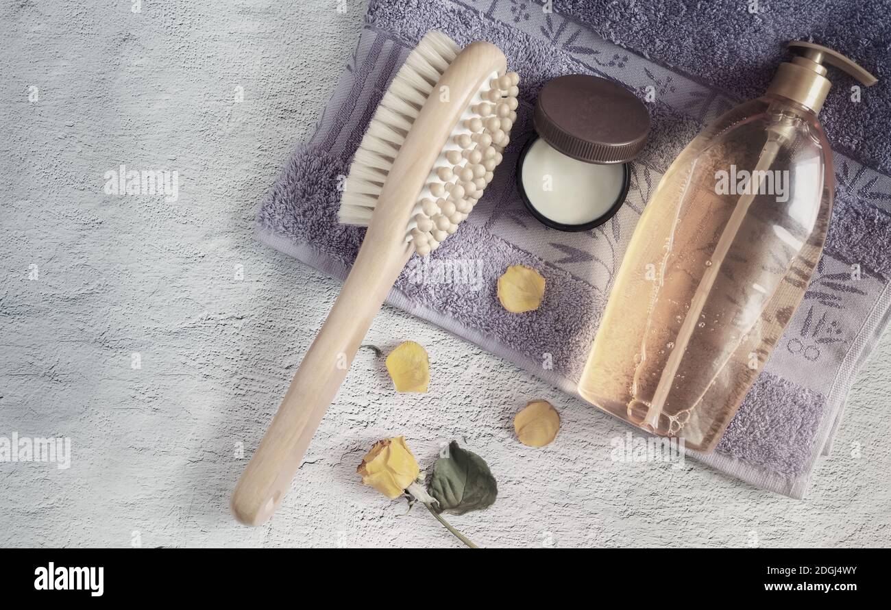 Gel douche, brosse de massage et crème pour la peau. Banque D'Images