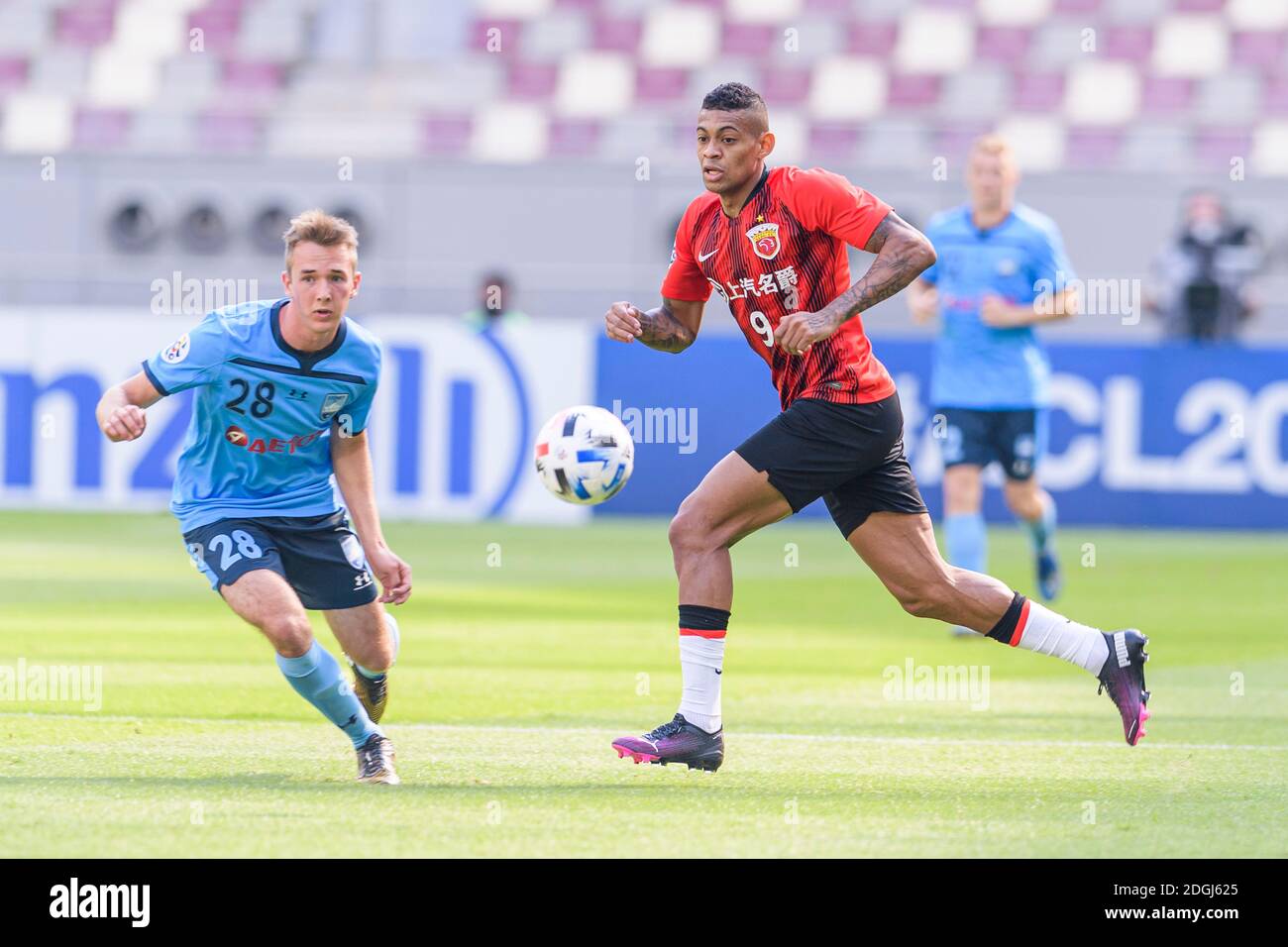 Le footballeur brésilien Ricardo Lopes Pereira, ou simplement Ricardo Lopes, de Shanghai SIPG F.C., à droite, et le footballeur professionnel australien Calem Nieuwe Banque D'Images
