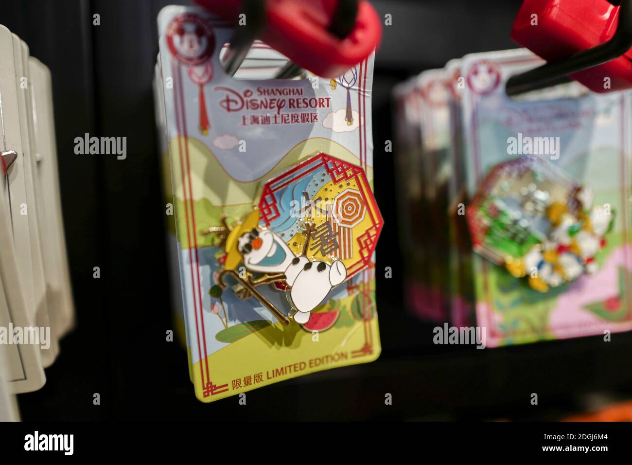 Disney lance des badges avec le thème des vingt-quatre termes solaires et Shanghai, qui est très populaire dans la ville de Shanghai, en Chine, le 1er novembre 2020. Banque D'Images