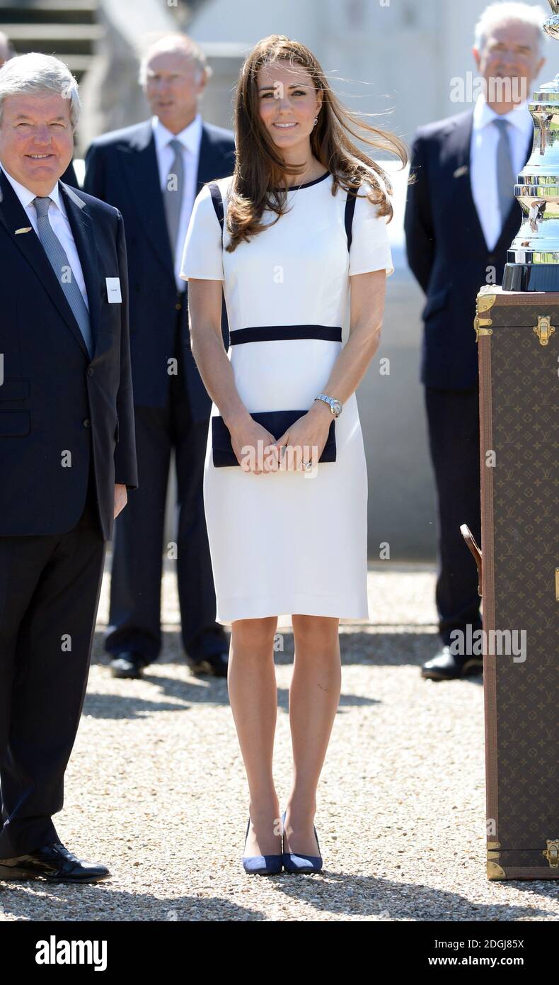 Catherine, Duchesse de Cambridge et Sir Keith Mills, vice-président du comité d'organisation des Jeux olympiques et paralympiques de Londres (à gauche) au Musée maritime national de Greenwich, Londres, pour rencontrer les partisans de la candidature pour lancer une équipe britannique pour participer à la compétition de voile la coupe de l'Amérique. Banque D'Images