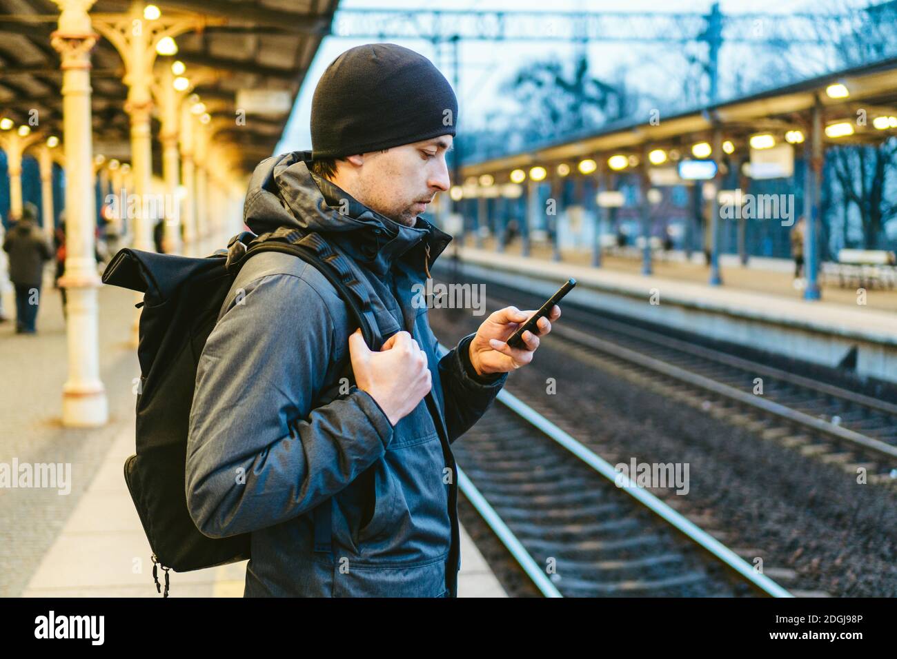 Gare de Sopot. Voyageur en attente de transport. Concept de voyage. Homme à la gare. Portrait de l'homme de race blanche Banque D'Images