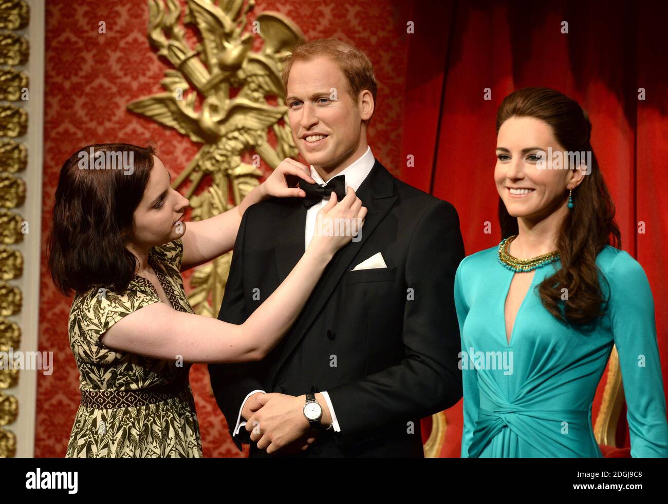 Le duc et la duchesse de la Waxwork de Cambridge ont un nouveau regard glamour sur Madame Tussauds, Londres. La duchesse porte maintenant une robe de Londres de l'AISS, des chaussures de L.K. Bennett et un sac d'embrayage, tandis que le duc porte un costume de dîner Gieves and Hawkes. Banque D'Images