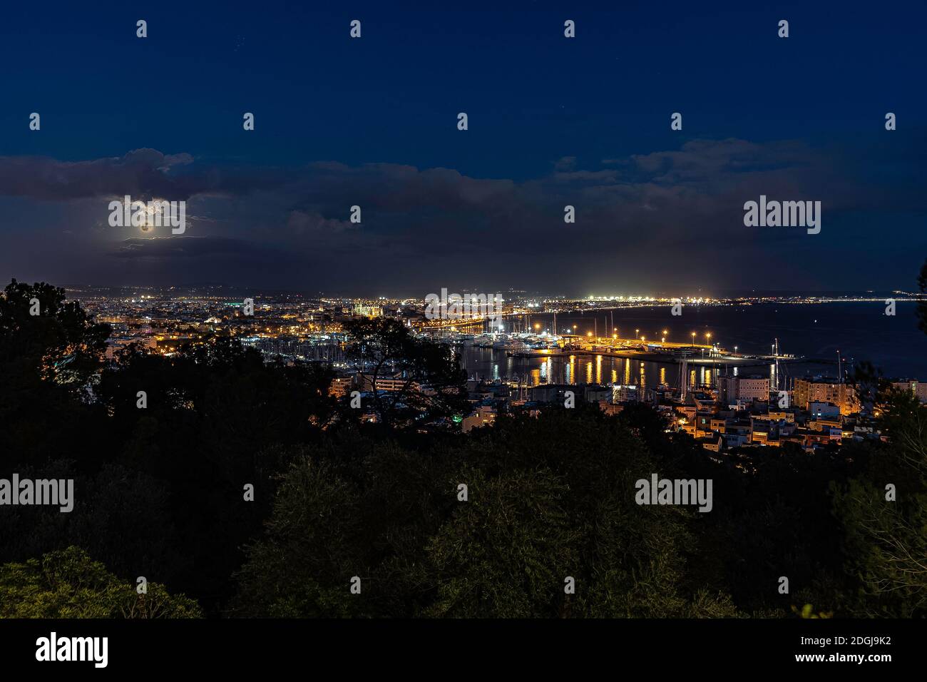 Belle image de la ville de Palma de Majorque, Espagne, sur une pleine nuit de lune. Banque D'Images