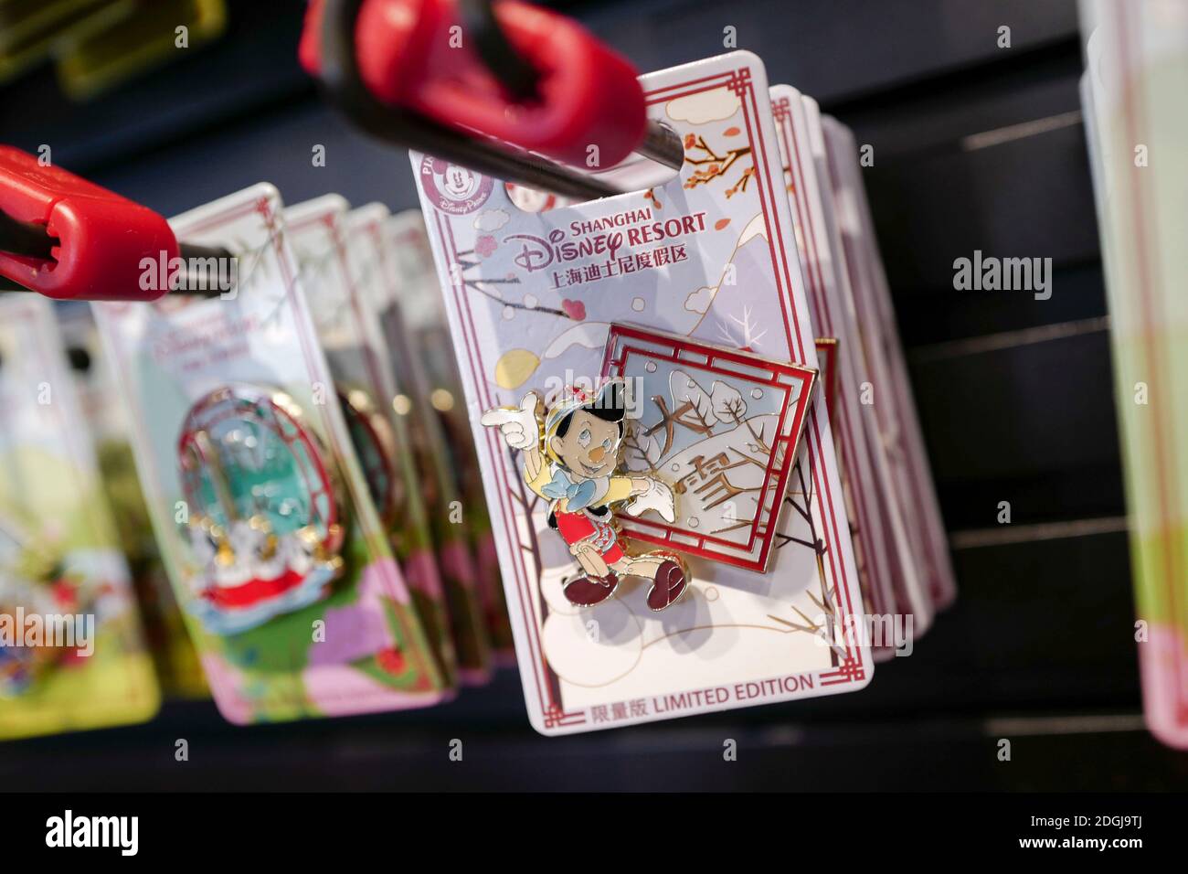 Disney lance des badges avec le thème des vingt-quatre termes solaires et Shanghai, qui est très populaire dans la ville de Shanghai, en Chine, le 1er novembre 2020. Banque D'Images