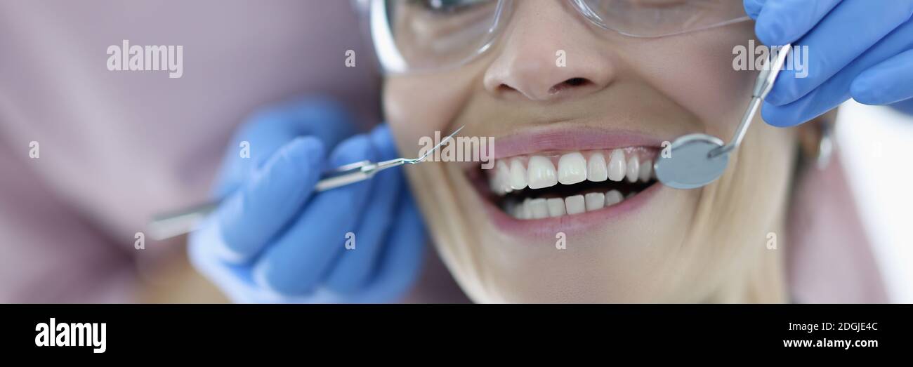 Portrait d'une femme avec sa bouche largement ouverte chez le dentiste rendez-vous Banque D'Images