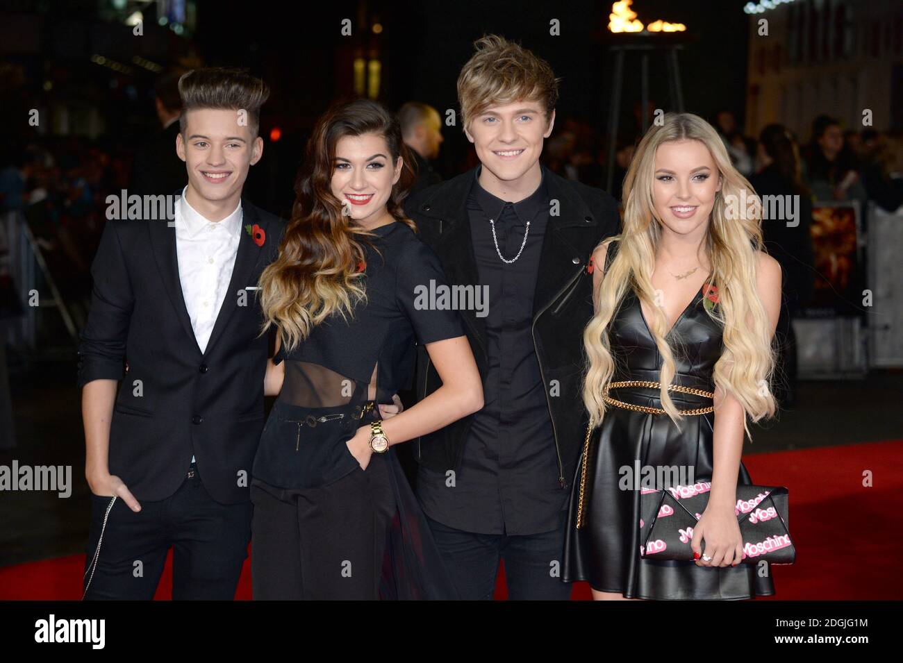 X Factor concurrents seulement les jeunes arrivant aux Jeux de la faim: Mockingjay première partie du monde tenue à Odeon Leicester Square, Londres Banque D'Images