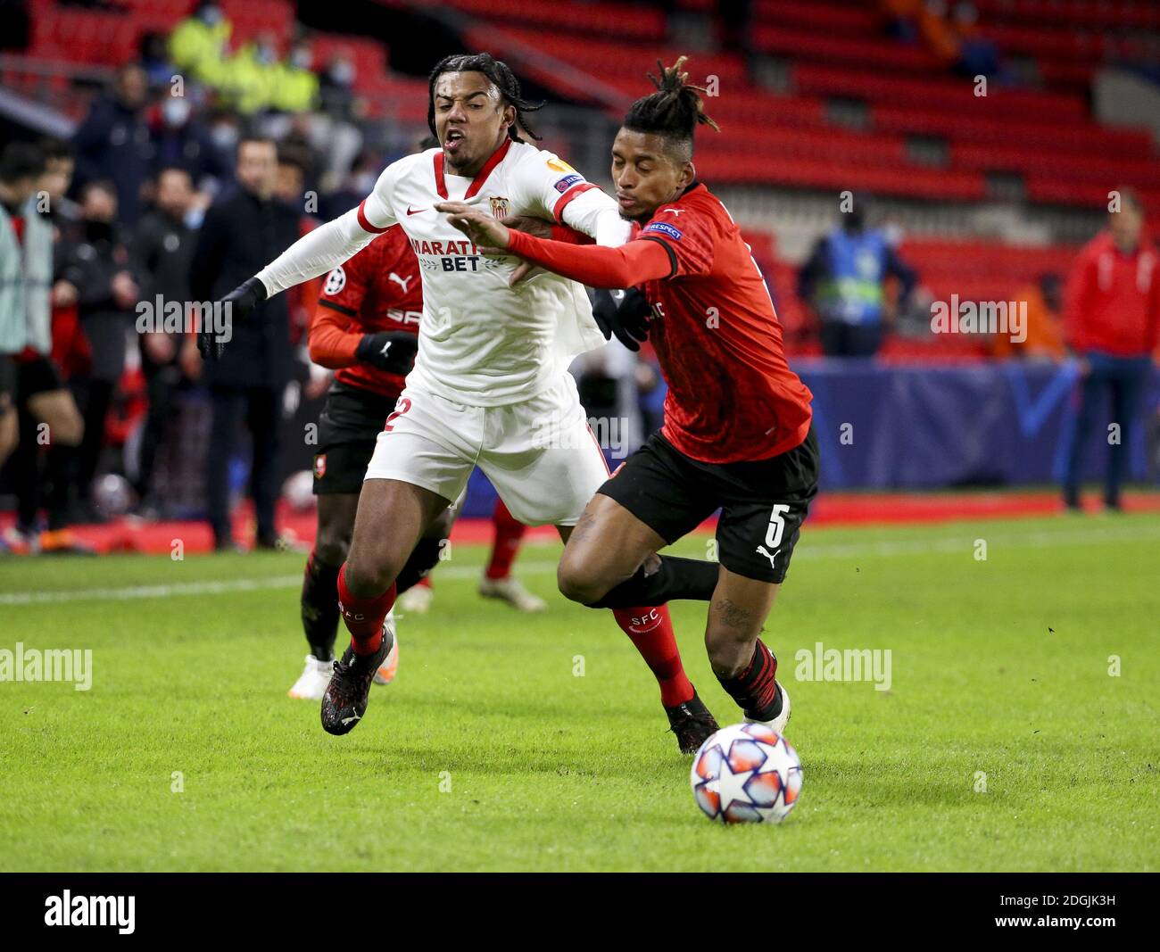 Jules Kounde du FC Sevilla, Dalbert Henrique du Stade Rennais pendant la Ligue des champions de l'UEFA, le match de football du Groupe E entre S / LM Banque D'Images