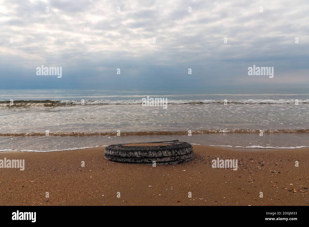 Pneu monovoiture sur la plage, l'environnement, les nuages en arrière-plan Banque D'Images