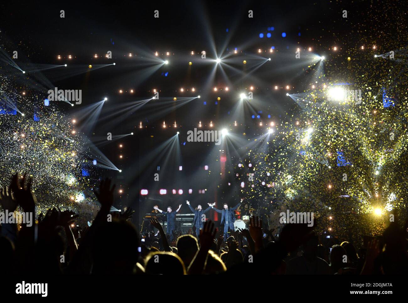 EXCLUSIF Mark Owen, Gary Barlow et Howard Donald de Take que (de gauche à droite) en direct sur scène pendant la FM Capital Jingle Bell ball 2014 tenue à l'O2 Arena, Londres Banque D'Images