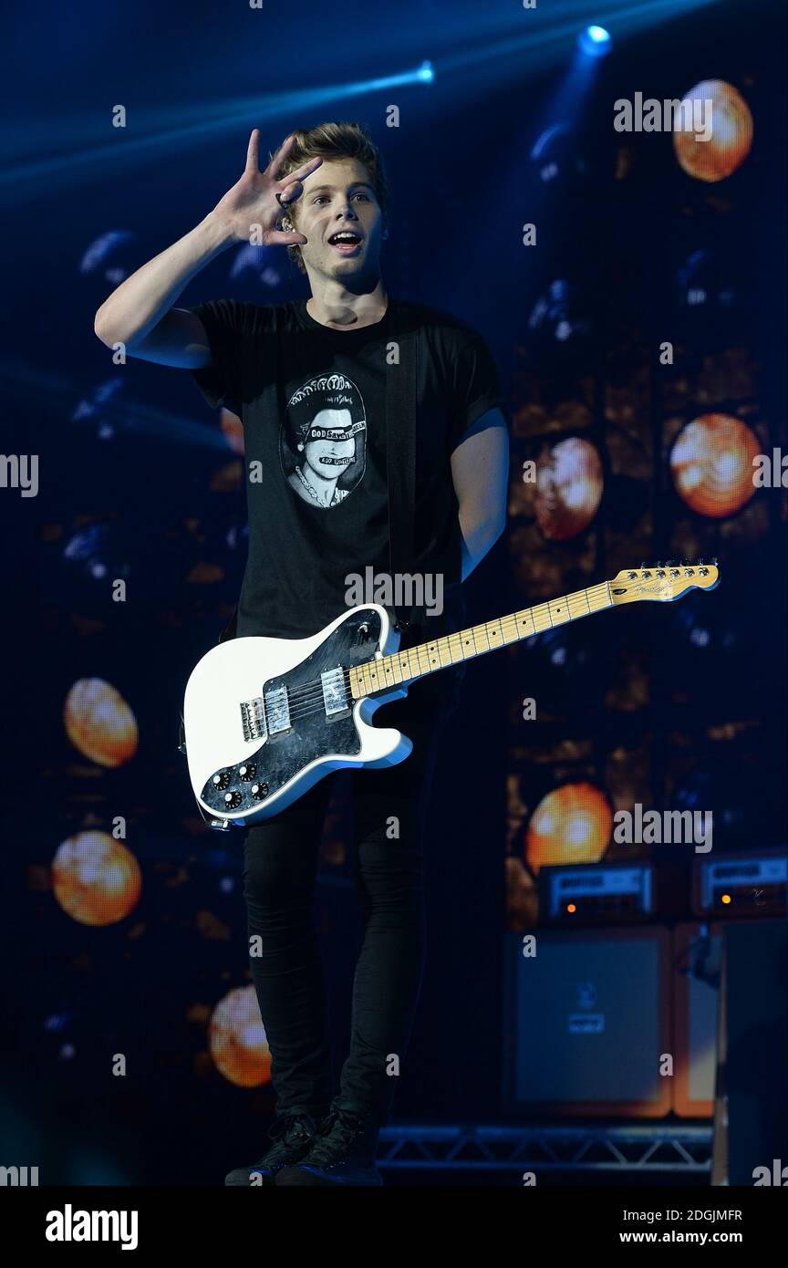 EXCLUSIF *** Luke Hemmings de 5 secondes d'été en direct sur scène pendant la Capital FM Jingle Bell ball 2014 tenue à l'O2 Arena, Londres Banque D'Images