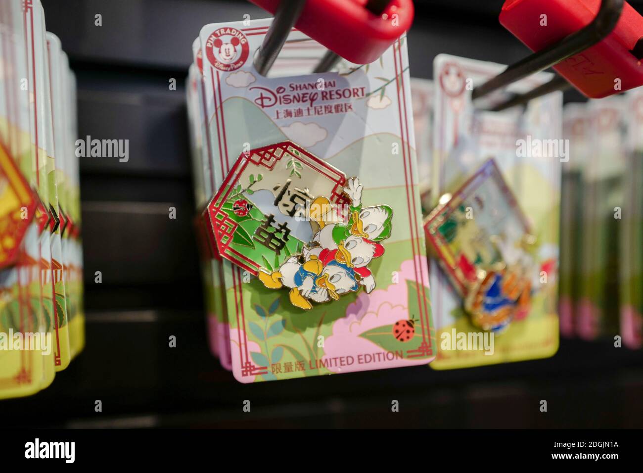 Disney lance des badges avec le thème des vingt-quatre termes solaires et Shanghai, qui est très populaire dans la ville de Shanghai, en Chine, le 1er novembre 2020. Banque D'Images