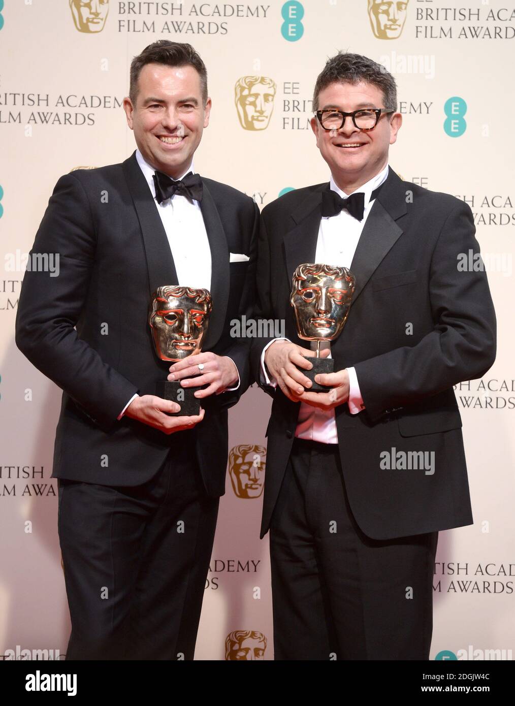 Stephen Beresford (à gauche) et David Livingstone avec les débuts exceptionnels d'UN écrivain, réalisateur ou producteur britannique en 2015 Prix de la fierté dans la salle de presse à l'EE British Academy film Awards 2015 qui s'est tenu à l'Opéra Royal de Covent Garden, Londres, Royaume-Uni. Banque D'Images