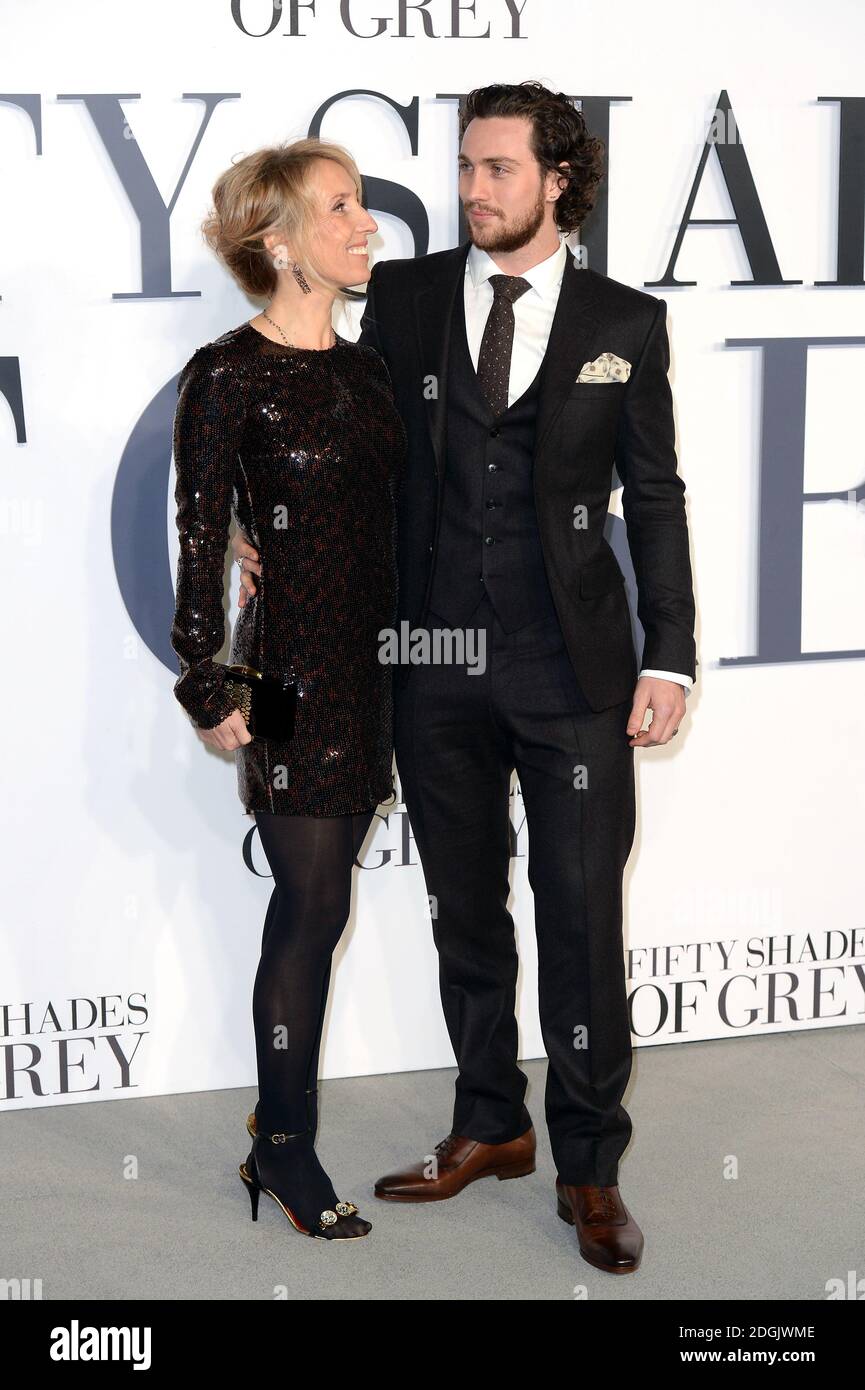 Sam Taylor-Johnson (à gauche) et Aaron Taylor-Johnson (à droite) participant à la première du film britannique Fifty Shades of Grey, qui s'est tenue au cinéma Odeon de Leicester Square, à Londres Banque D'Images