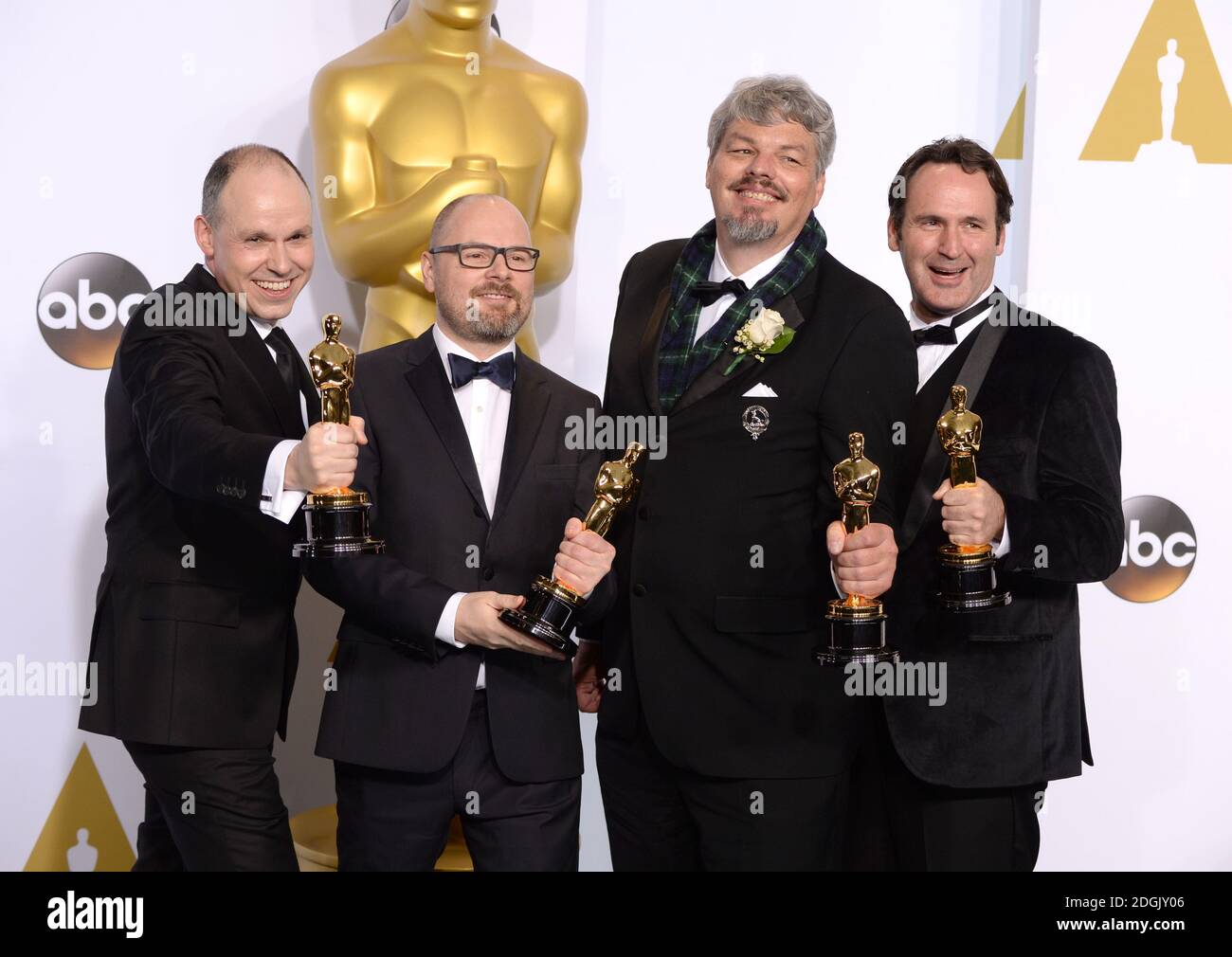 Ian Hunter, Scott Fisher, Andrew Lockley et Paul Franklin avec le prix de la réalisation en effets visuels pour 'interstellar', dans la salle de presse des 87e Academy Awards qui se sont tenus au Dolby Theatre à Hollywood, Los Angeles, CA, USA, le 22 février 2015. Banque D'Images