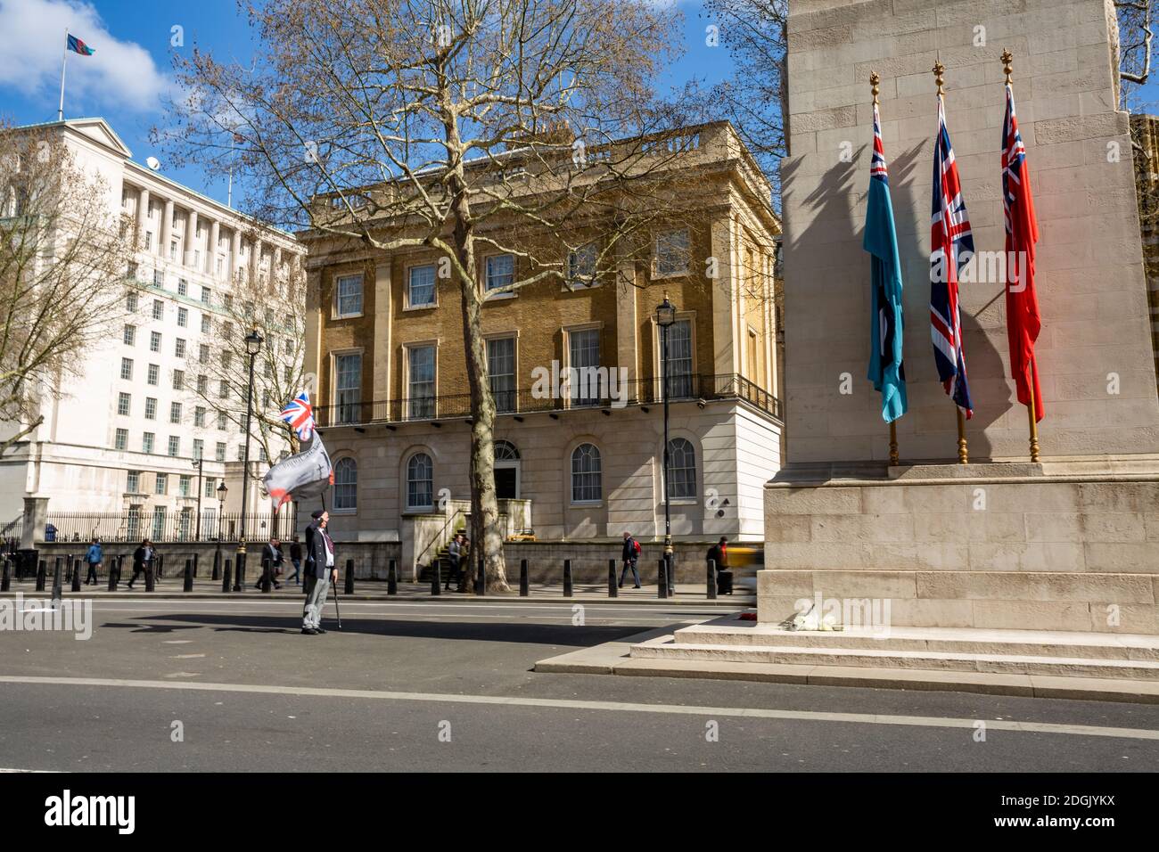 Londres, Royaume-Uni - 25 mars 2019 : un vétéran solitaire rend hommage et mène le silence devant le mémorial Cenotaph à Whitehall, Londres pour se souvenir de la comr déchue Banque D'Images