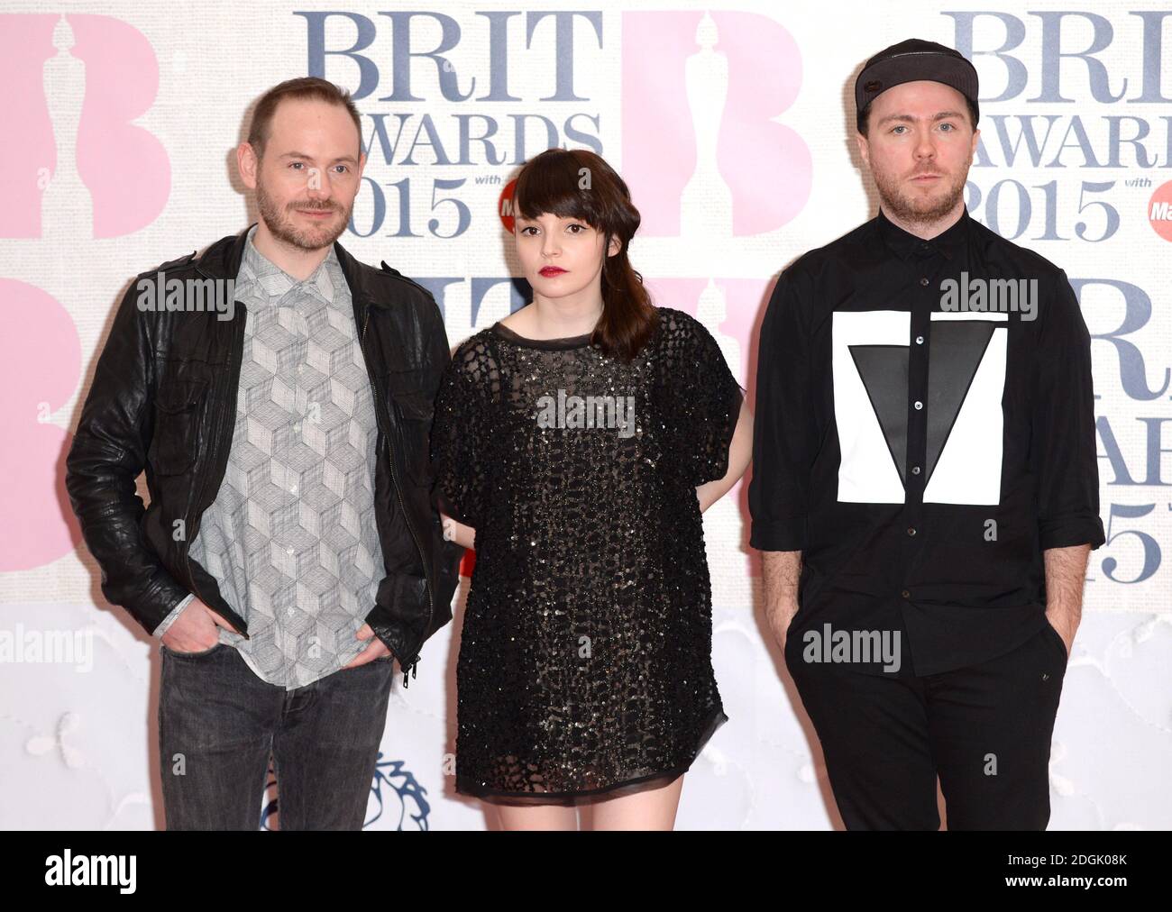 (De gauche à droite) Iain Cook, Lauren Mayberry et Martin Doherty de Chvrches arrivent pour les Brit Awards 2015 à l'O2 Arena, Londres Banque D'Images