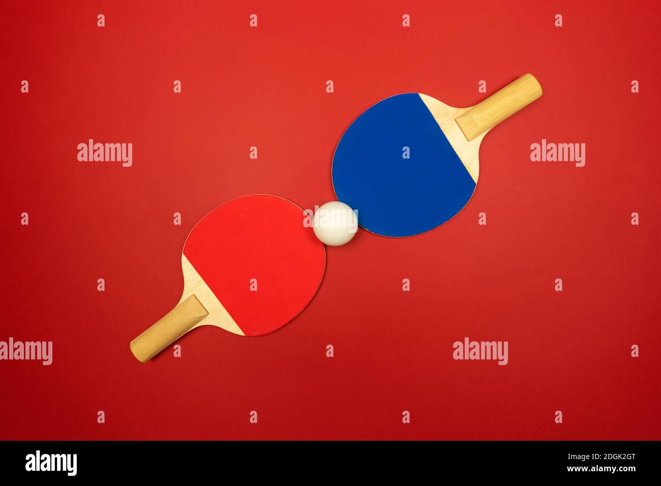 Deux raquettes de tennis de table sont en face l'une de l'autre prêt pour les compétitions de ping-pong Banque D'Images