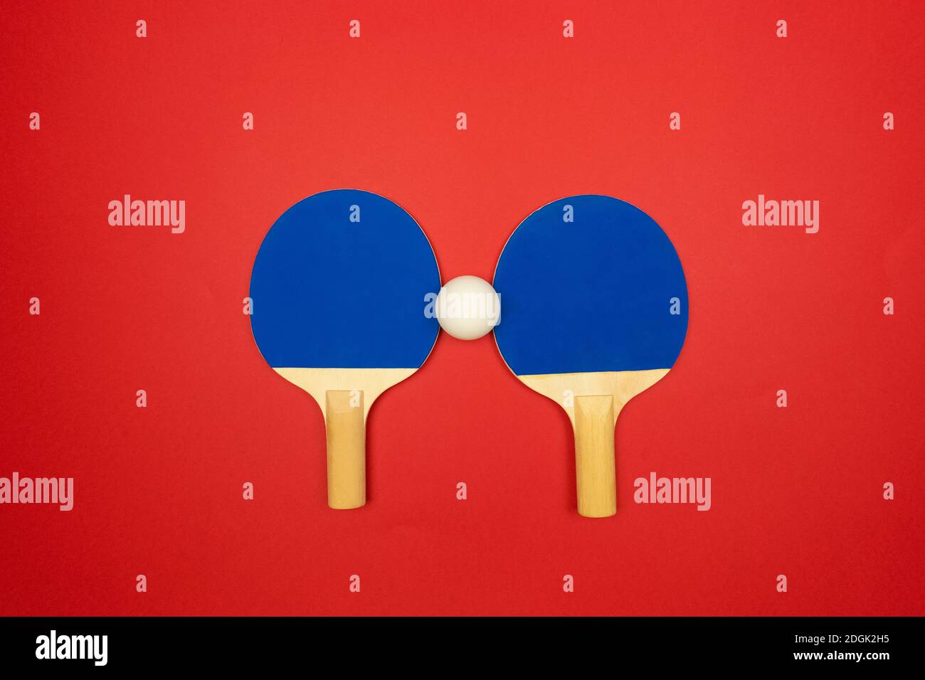 Deux raquettes de tennis de table bleues sont prêtes pour le ping-pong concours Banque D'Images