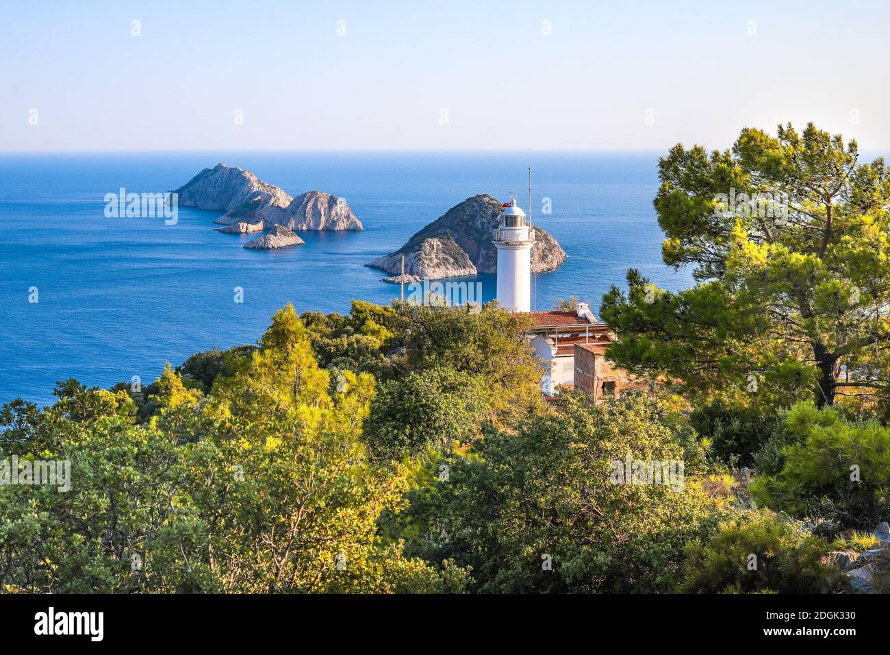 Le phare de Gelidonya à Karaoz, Antalya, Turquie face à la mer Méditerranée et trois îles sur la voie lycienne. Banque D'Images