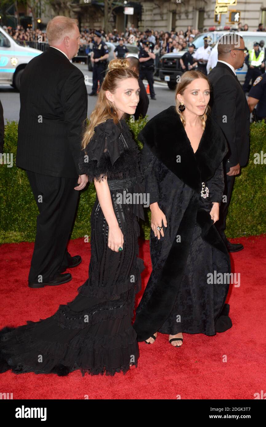 Mary-Kate et Ashley Olsen assistant au Metropolitan Museum of Art met Gala, à New York, aux États-Unis. (Crédit obligatoire : Doug Peters/EMPICS Entertainment) Banque D'Images