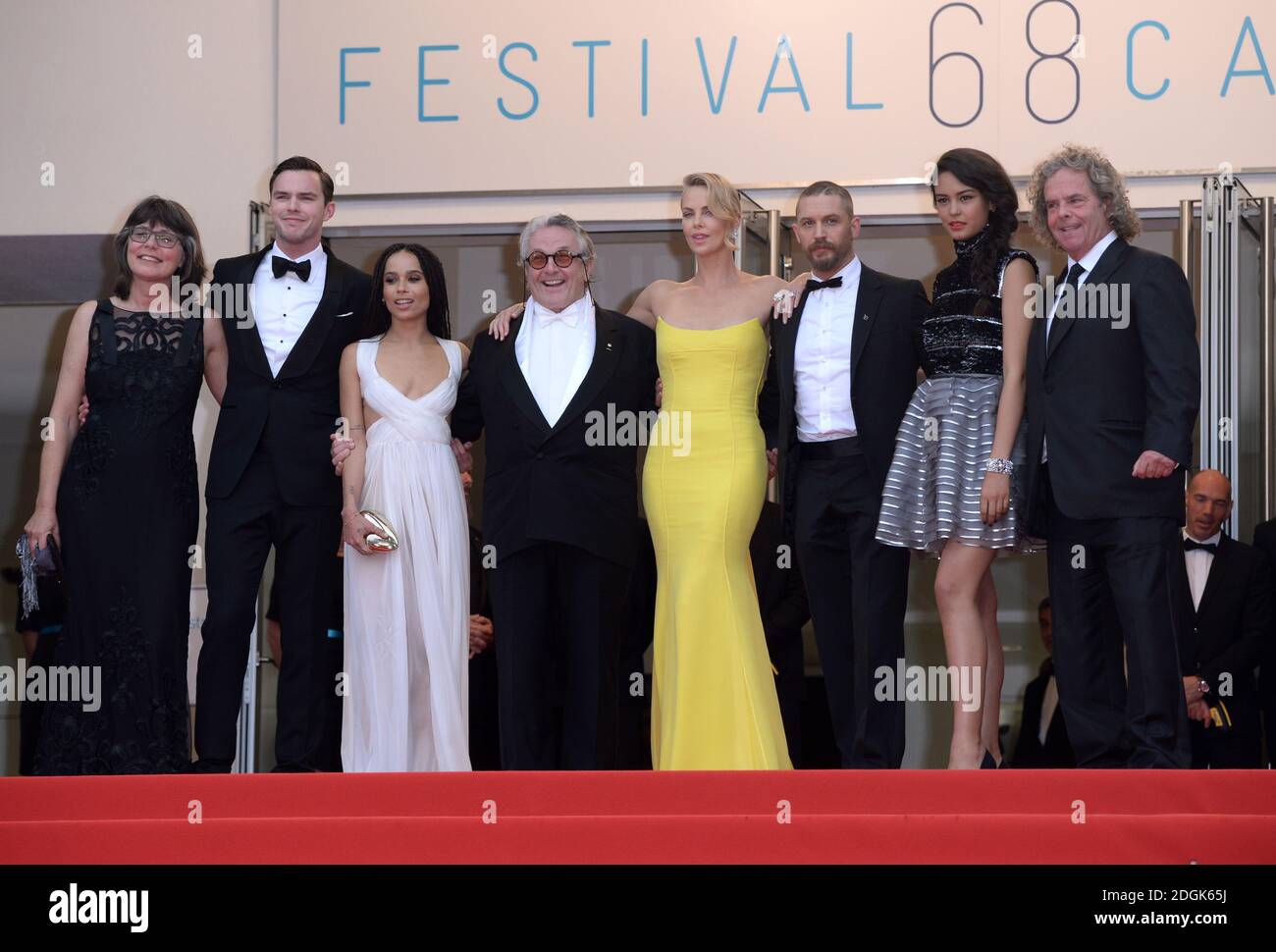 Margaret Sixel, acteurs Nicholas Hoult, Zoe Kravitz, réalisateur George Miller, acteurs Charlize Theron, Tom Hardy, Courtney Eaton et producteur Doug Mitchell participant à la première Mad Max: Fury Road qui a lieu lors du 68e Festival de Cannes, au Grand Théâtre lumière, Palais des Festivals, Cannes, France (crédit obligatoire : Doug Peters/EMPICS Entertainment) Banque D'Images