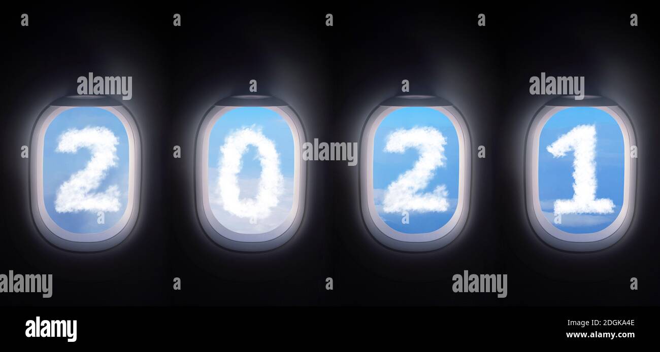 nuage 2021 à l'extérieur de la fenêtre de l'avion, quatre fenêtres d'avion ouvrent le volet de fenêtre blanche large avec vue du ciel bleu et nuage blanc en forme de 2021 Banque D'Images