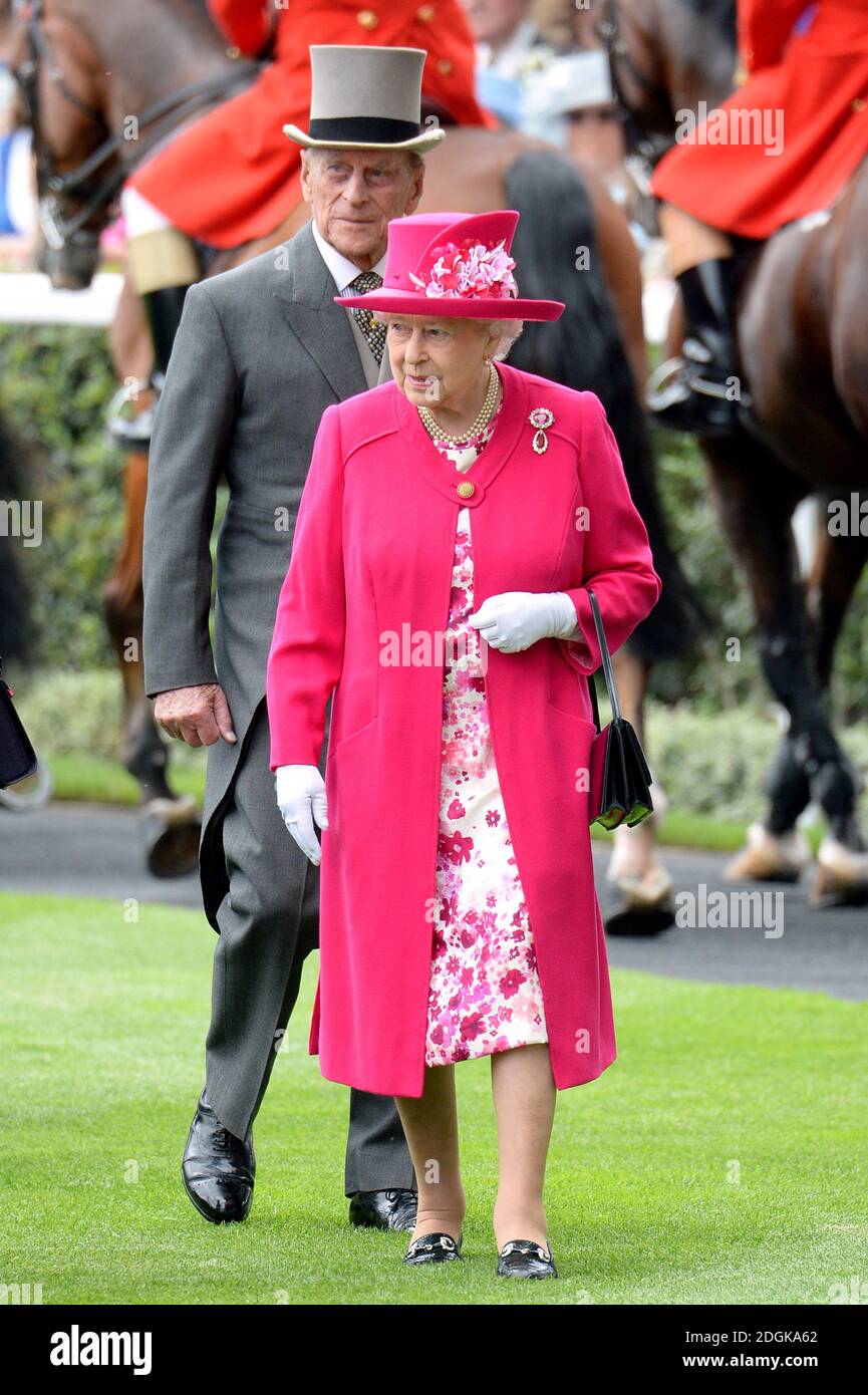 La reine Elizabeth II et le prince Philip, duc d'Édimbourg, avant le début des courses. (Crédit obligatoire : DOUG PETERS/EMPICS Entertainment) Banque D'Images