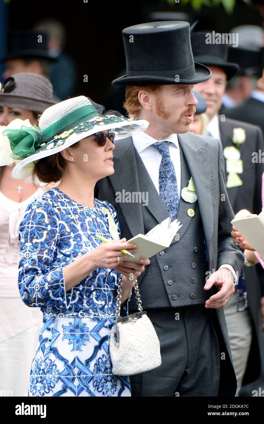 Damian Lewis avec sa femme Helen McClory avant le début des courses. (Crédit obligatoire : DOUG PETERS/EMPICS Entertainment) Banque D'Images